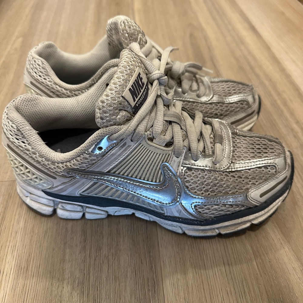 Nike Women’s Vomero Silver Metallic Sneakers size 7.5